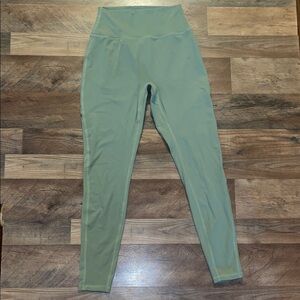 Buffbunny Legacy Tea Leaf size Medium EUC Leggings